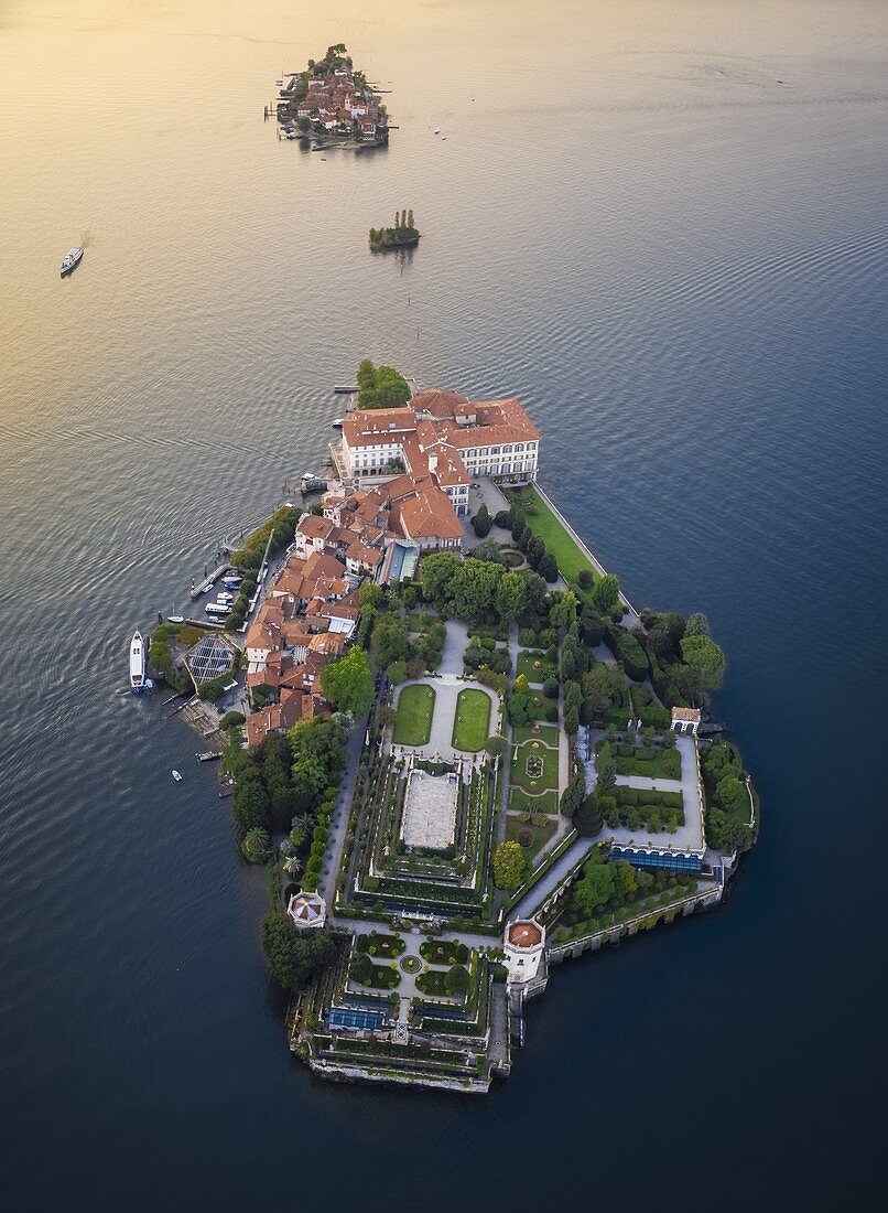 Luftaufnahme der Borromäischen Inseln während eines Sommersonnenuntergangs. Stresa, Lago Maggiore, Bezirk Verbano Cusio Ossola, Piemont, Italien.