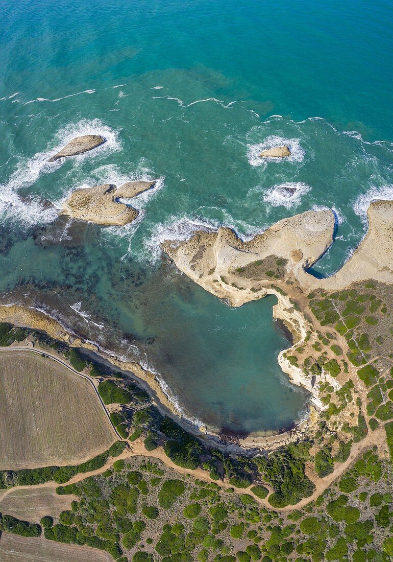 Luftaufnahme des natürlichen Seefelsenbogens von S'Archittu, Santa Caterina di Pittinuri, Cuglieri, Oristano Bezirk, Sardinien, Italien.