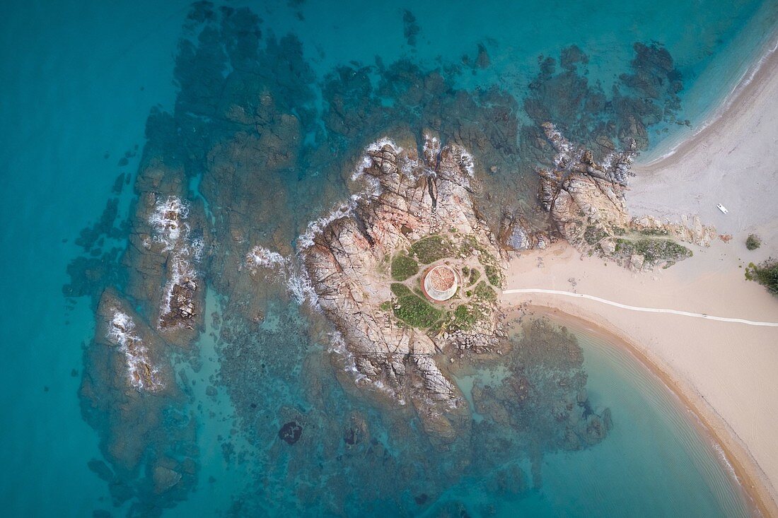 Luftaufnahme des alten Turms von Bari Sardo bei Sonnenuntergang, Nuoro Bezirk, Sardinien, Italien.