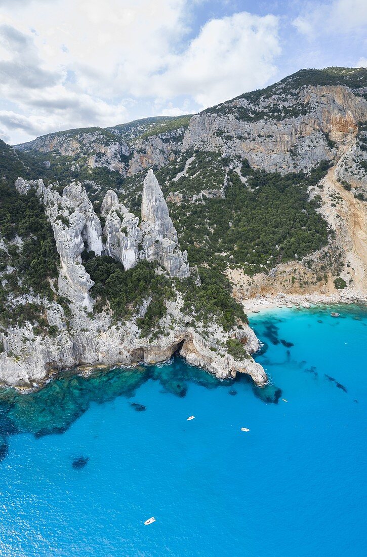 Luftaufnahme des schönsten Strandes von Sardinien, Cala Goloritzé, Golf von Orosei, Bezirk Nuoro, Ogliastra, Sardinien, Italien.