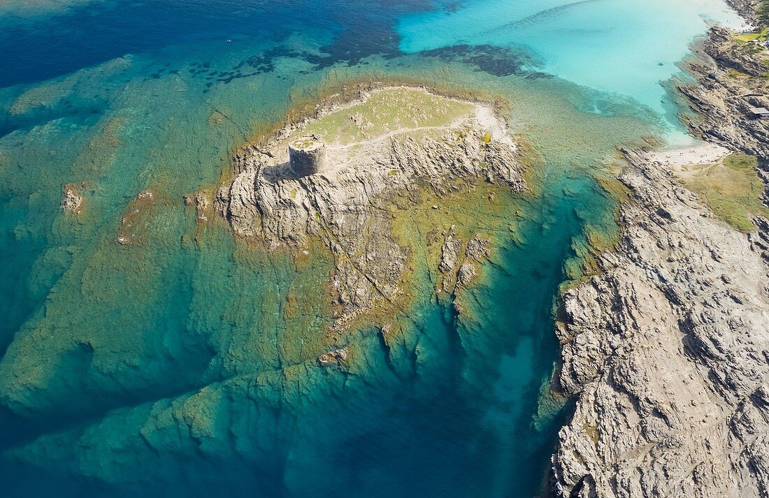 Luftaufnahme der kleinen Insel und des mittelalterlichen Turms von La Pelosa, Stintino, Asinara Golf, Bezirk Sassari, Sardinien, Italien.