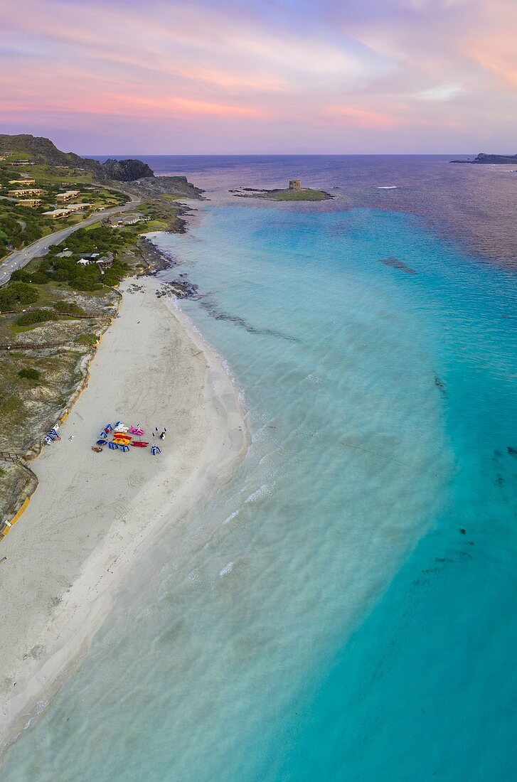 Luftaufnahme von Stintino mit La Pelosa und La Pelosetta Strand und Capo Falcone. Stintino, Golf Asinara, Sassari, Sardinien, Italien.