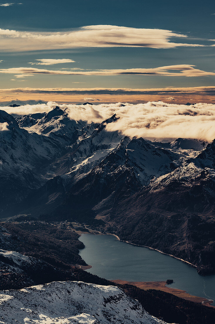 Blick auf Maloja und den Silsersee im Engadin vom Corvatsch Gletscher aus, Engadin, Graubünden, Schweiz, Europa 