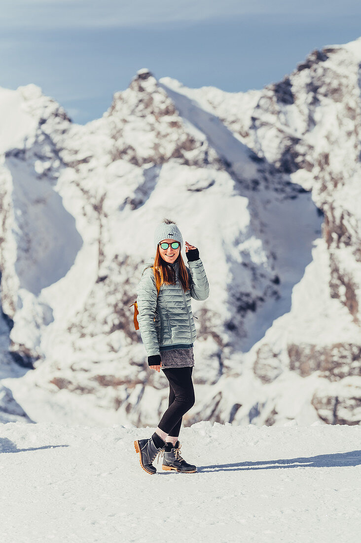 Frau hat Freude auf dem Gletscher, Diavolezza, Oberengadin, Graubünden, Schweiz, Europa