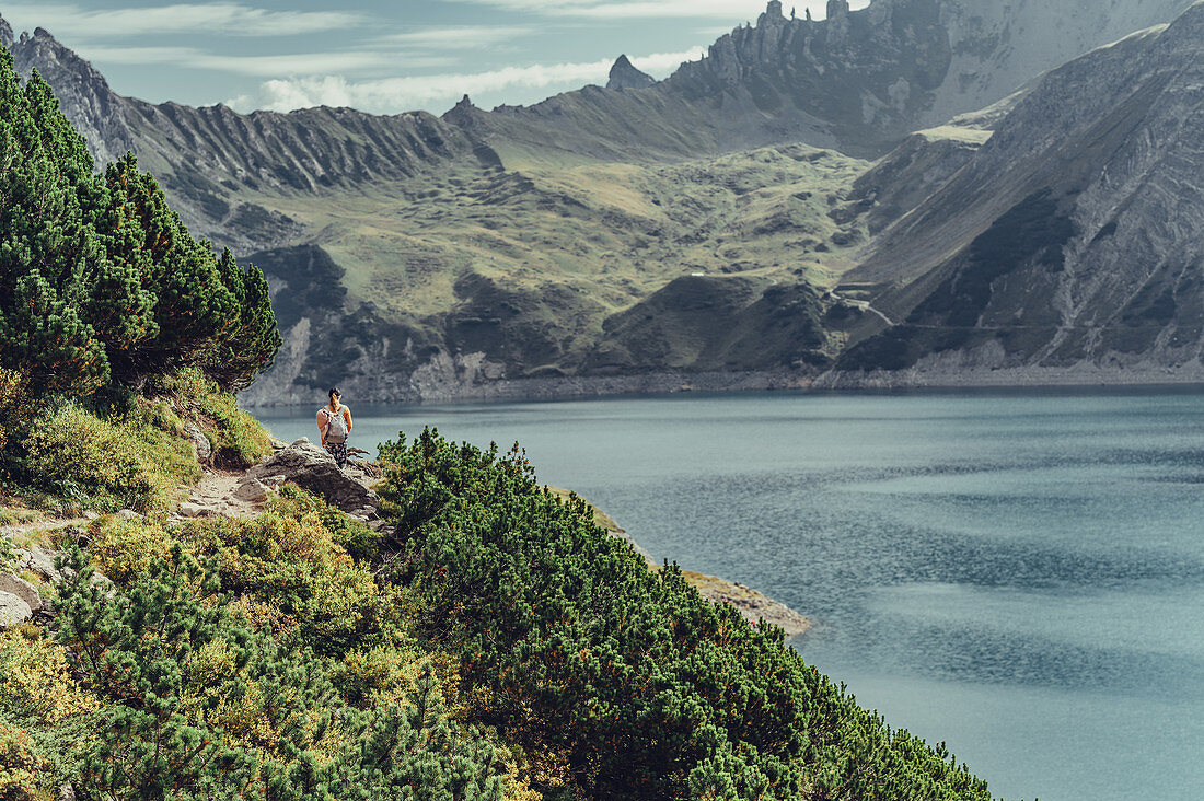 Frau wandert am Lünersee, Vorarlberg, Österreich, Europa