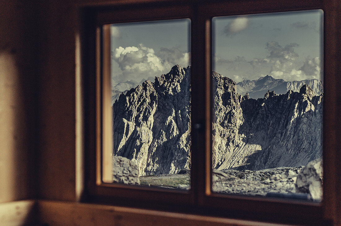 Blick aus dem Fenster in der Totalphütte auf einem Berg beim Lünersee, Vorarlberg, Österreich, Europa