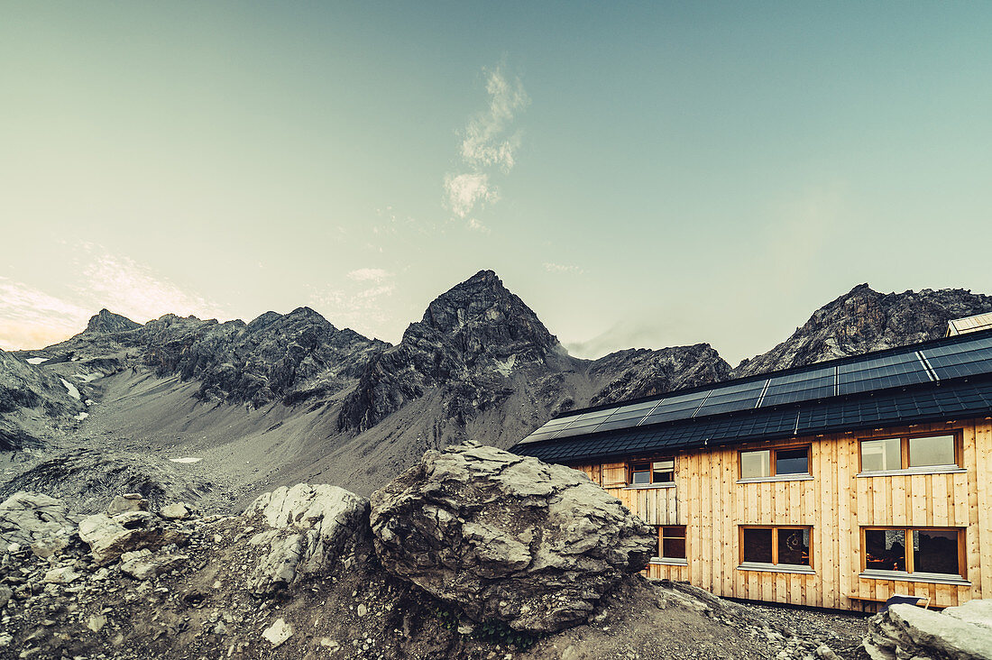 Sonnenuntergang Totalphütte im Rätikon über dem Lünersee, Vorarlberg, Österreich, Europa