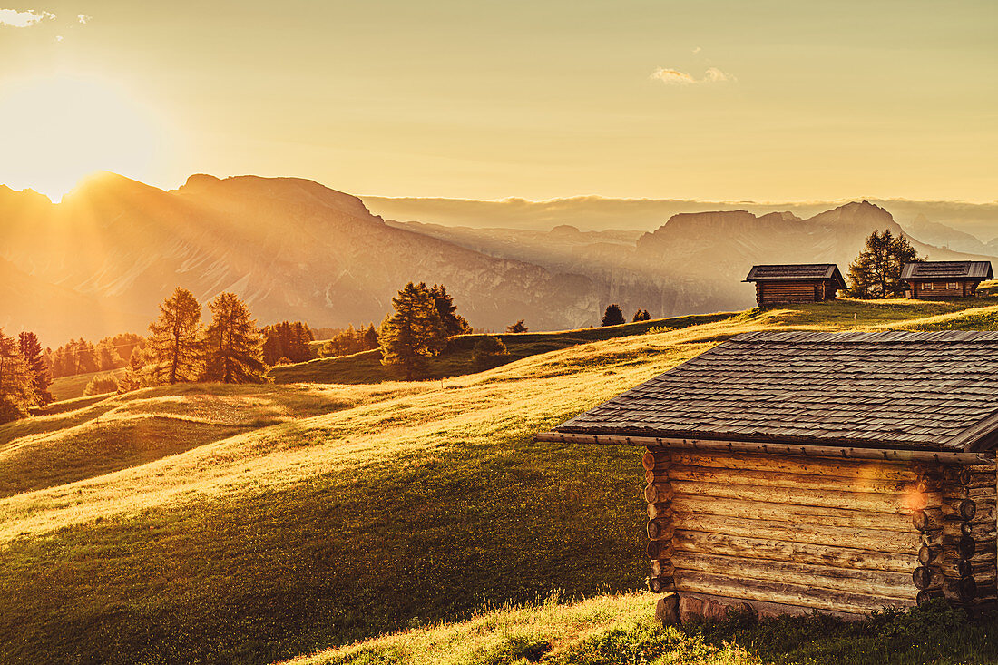 Hütte bei Sonnenaufgang auf der Seiser Alm in Südtirol, Italien, Europa