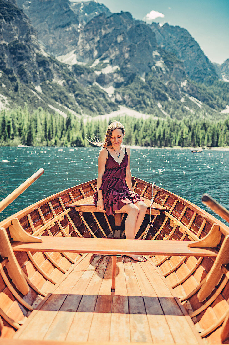 Frau bei Bootsfahrt am Pragser Wildsee inmitten der Dolomiten in Südtirol, Italien, Europa