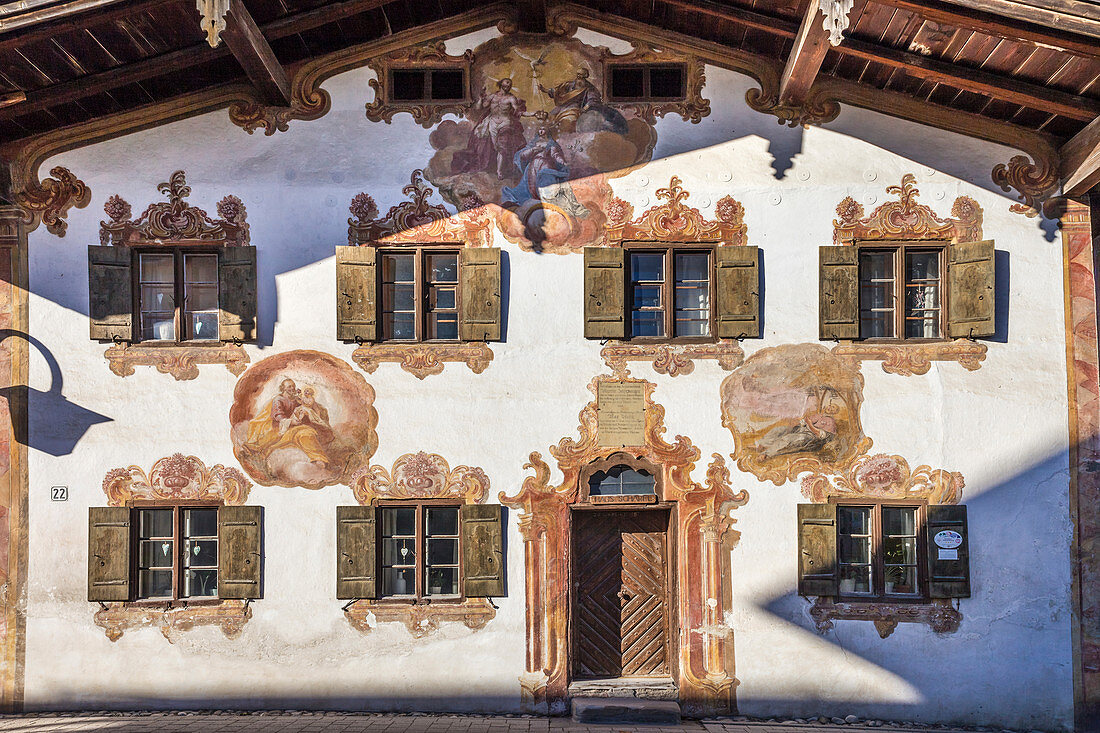 Historisches Haus mit Lüftlmalerei in Unterammergau, Oberbayern, Allgäu, Bayern, Deutschland