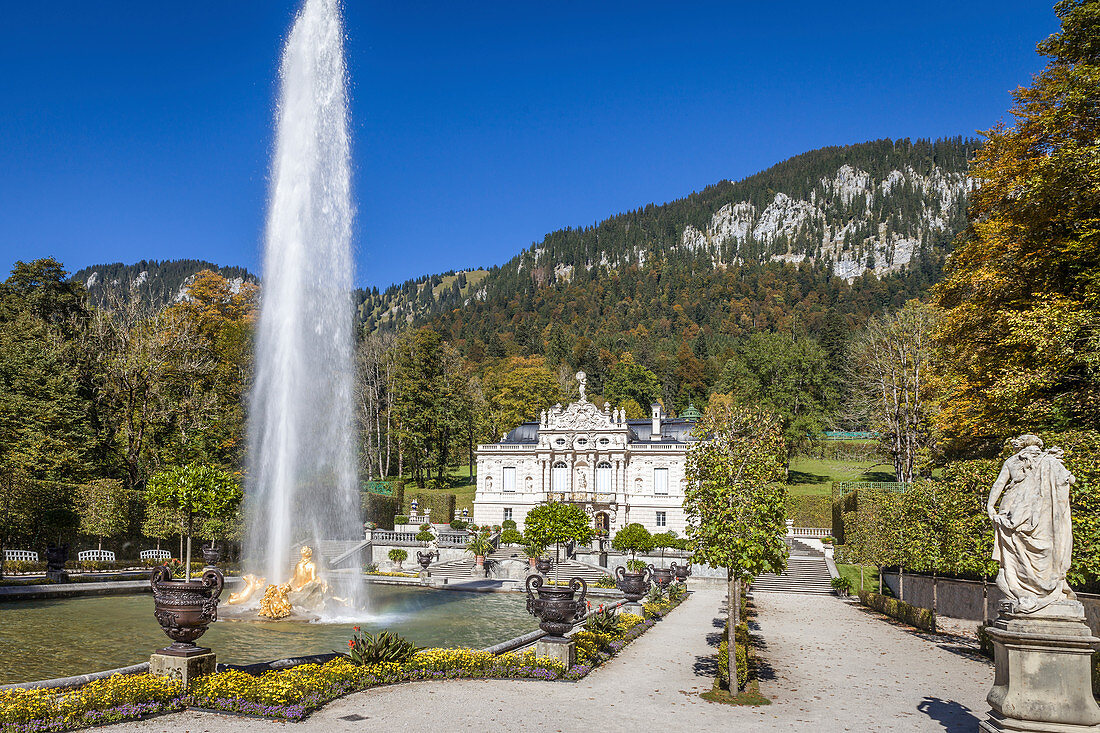 Wasserparterre und Springbrunnen von Schloss Linderhof, Ettal, Allgäu, Bayern, Deutschland