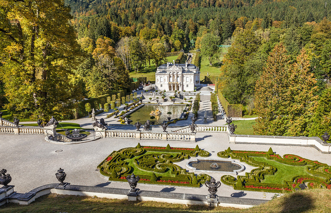 Blick von den Terrassengärten auf Schloss Linderhof, Ettal, Allgäu, Bayern, Deutschland