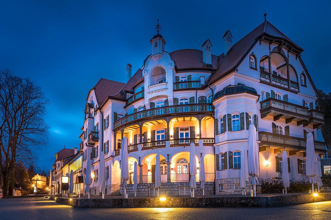 Historisches Gasthaus Alpenrose am See bei Schloss Hohenschwangau am Abend, Schwangau, Allgäu, Bayern, Deutschland