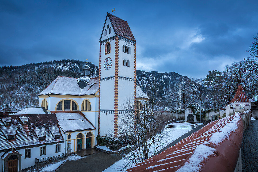 Blick vom Hohen Schloss auf die Basilika St. Mang, Füssen, Allgäu, Bayern, Deutschland