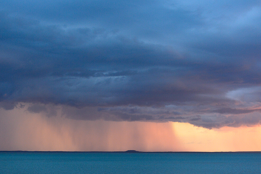 Regenschauer und dunkle Wolken über dem Meer, Darwin, Northern Territory, Australien