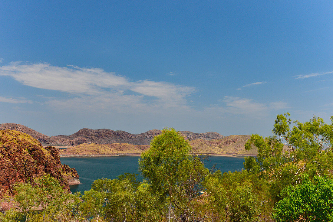Lake Argyle mit Bergen und Gumtrees, Western Australia, Australien