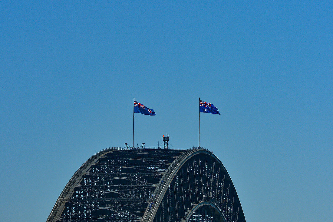 Die Harbour Bridge mit Australien-Flaggen vor blauem Himmel, Sydney, New South Wales, Australien