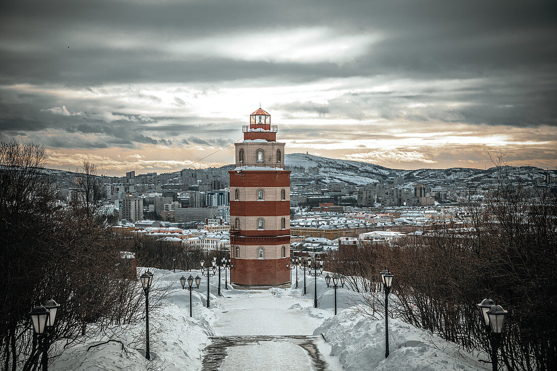 Blick auf den Leuchtturm - Gedenkstätte an die verstorbenen Seeleute in Murmansk, Russland.