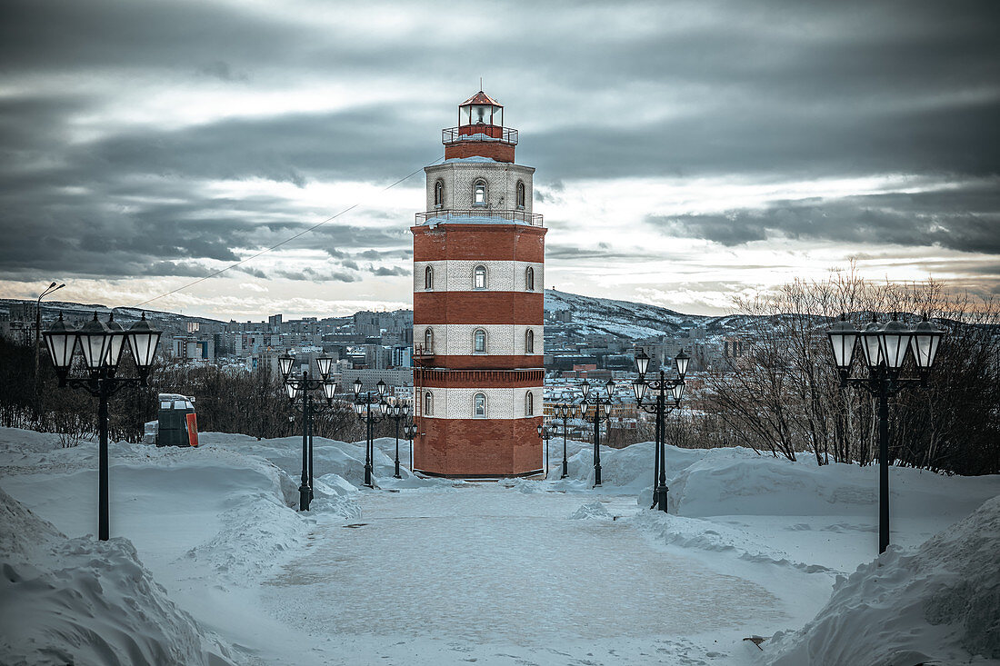 Blick auf den Leuchtturm - Gedenkstätte an die verstorbenen Seeleute in Murmansk, Russland