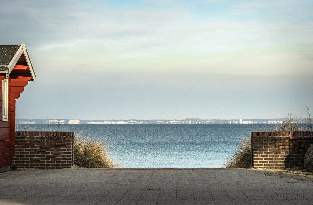 Blick auf Strandhäuschen und Ostsee, Timmendorfer Strand, Deutschland