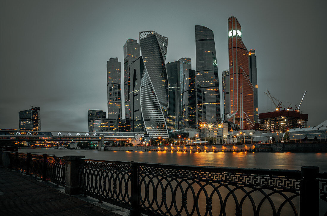 Blick auf das Business- und Wohn-Center, Moscow-City vom Ufer des Moskau-Flußes, Russland