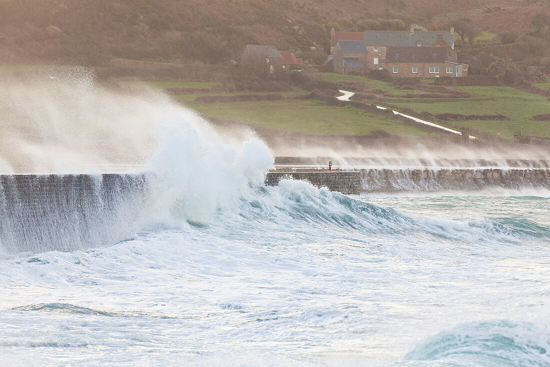 Wellen an der Hafenmauer von Goury im Sturm, Cotentin, Normandie, Frankreich