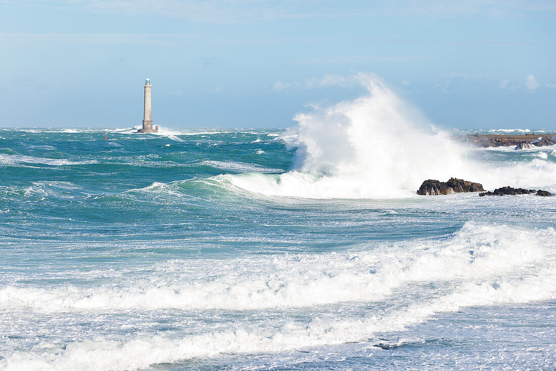 Raue See am Leuchtturm Goury während eines Wintersturms. Cotentin Halbinsel, Normandie, Frankreich