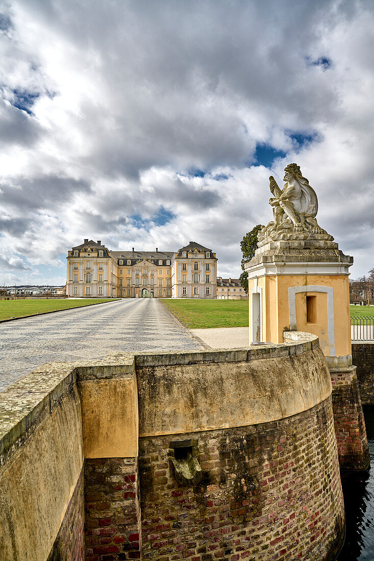 Blick auf Schloss Augustusburg von der Promenade aus, Brühl, Nordrhein-Westfalen, Deutschland