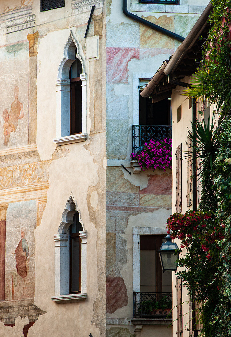 Detail der Fassade eines alten Gebäudes in der mittelalterlichen Stadt Spilimbergo in der Provinz Pordenone. Region Friaul, Italien.