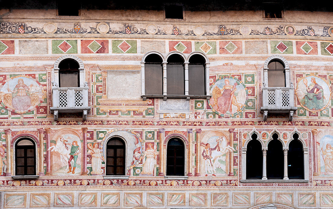 Die Fassade von Schloss Spilimbergo mit einem bunten Fresko und dreilichtigen Fenstern in der Provinz Pordenone. Region Friaul. Italien