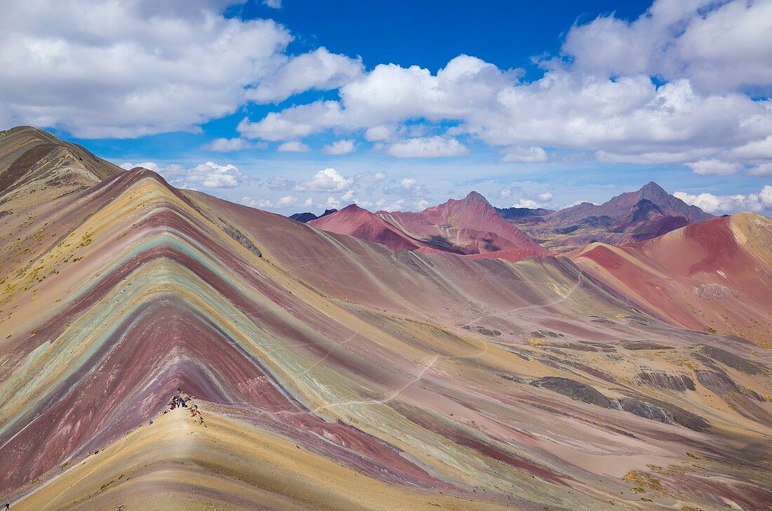 Peru, Cusco-Gebiet, Andenkordilleren, Ausangate-Gebirge, die Winicunca, auch als Regenbogenberg bekannt, ist ein gelologisches Phänomen
