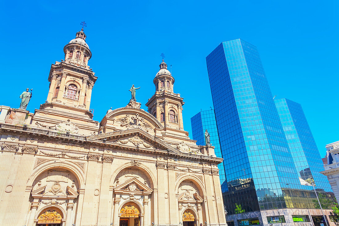 Kathedrale von Santiago neben modernem Gebäude der Innenstadt, Santiago de Chile, Chile, Südamerika