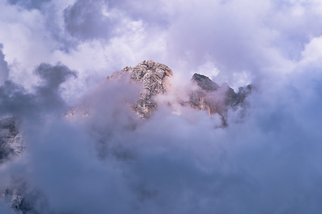 Die Zugspitze in dichten Wolken, Ehrwald, Tirol, Österreich, Europa