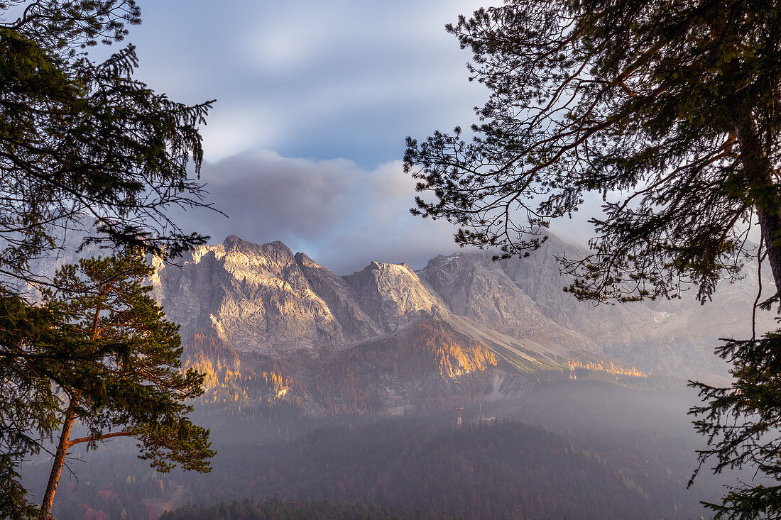 Blick auf das Wetterstein Massiv am Eibsee, Grainau, Werdenfelser Land; Oberbayern, Bayern, Deutschland, Europa