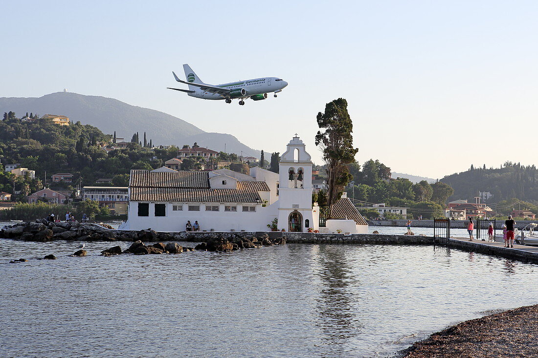 Landendes Flugzeug über dem Vlacherna-Kloster im Stadtteil Kanoni, Kerkira, Korfu Stadt, Halbinsel Analipsi, Insel Korfu, Ionische Inseln, Griechenland
