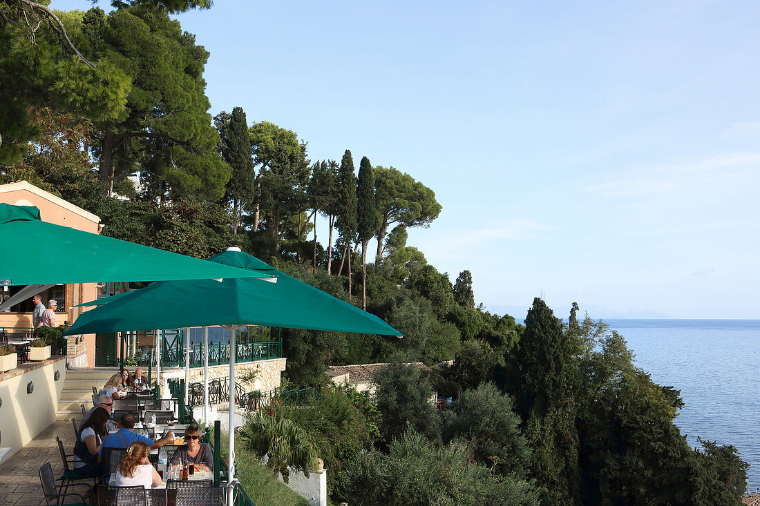 Von den Terrassen des Café Kanoni im gleichnamigen Stadtteil von Kerkira blickt man auf das Vlacherna-Kloster und die Mäuseinsel, Halbinsel Analipsi, Insel Korfu, Ionische Inseln, Griechenland