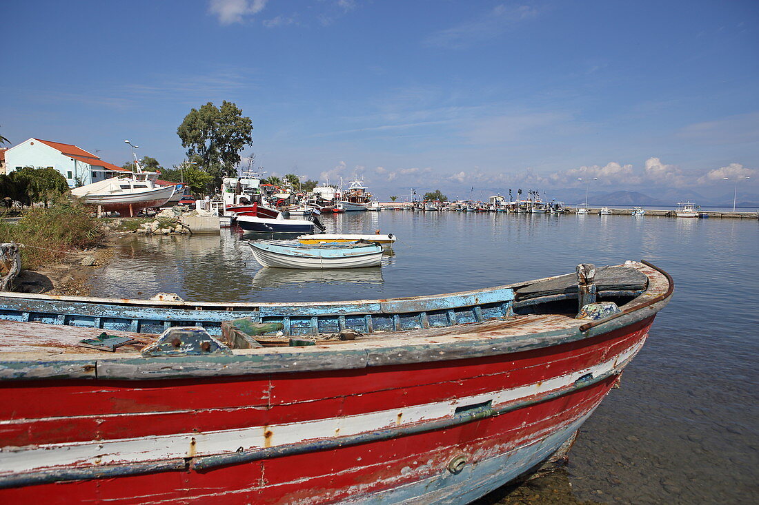 Am Hafen des Orts Petriti, an der Ostküste der Insel Korfu gelegen, Ionische Inseln, Griechenland