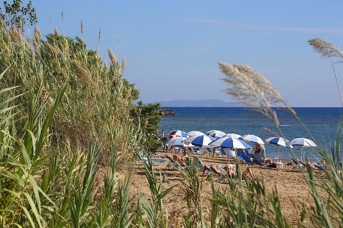 Chalikounas Strand zieht sich zwischen Meer und dem Vogelparadies Korission-See, Insel Korfu,Ionische Inseln, Griechenland