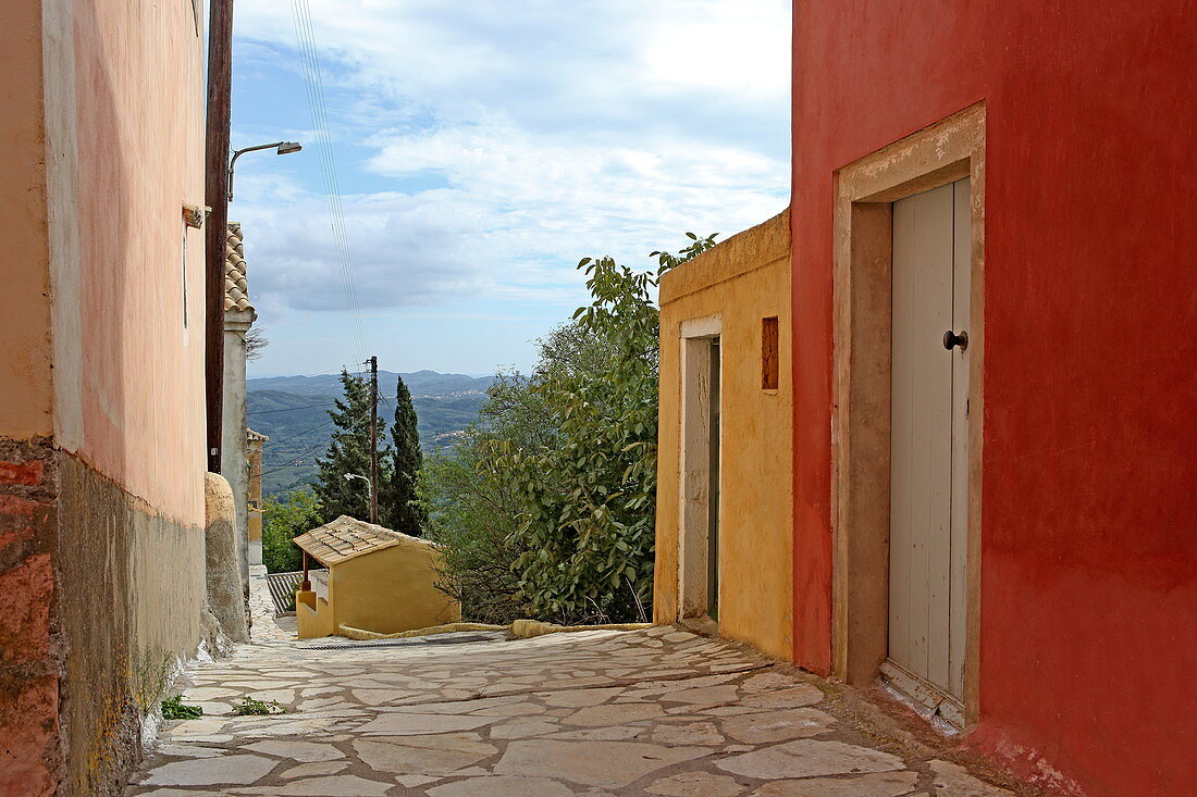 Das Bergdorf Chlomos gilt als eines der schönsten Dörfer auf der Insel Korfu, Ionische Inseln, Griechenland