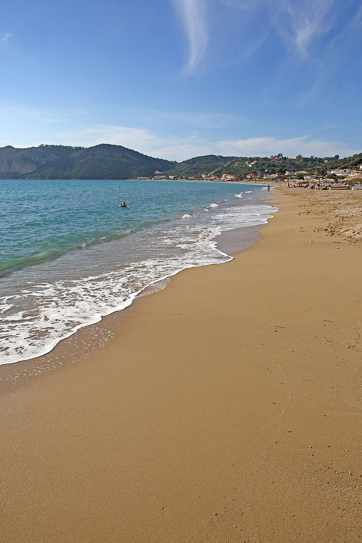 Sandstrand in Agios Georgios Pagon an der Nordküste der Insel Korfu, Ionische Inseln, Griechenland