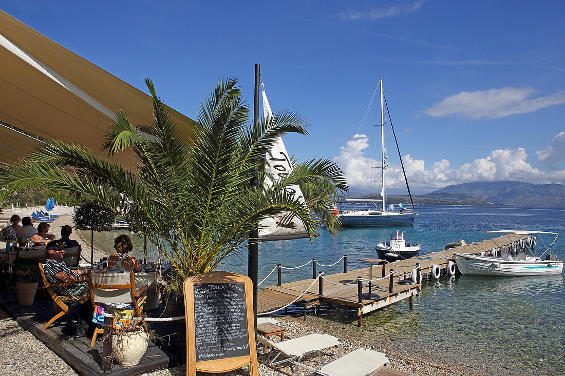 Taverna Toula in der kleinen Agni Bay an der Nordostküste der Insel Korfu gelegen ist ein beliebtes Restaurant, Ionische Inseln, Griechenland
