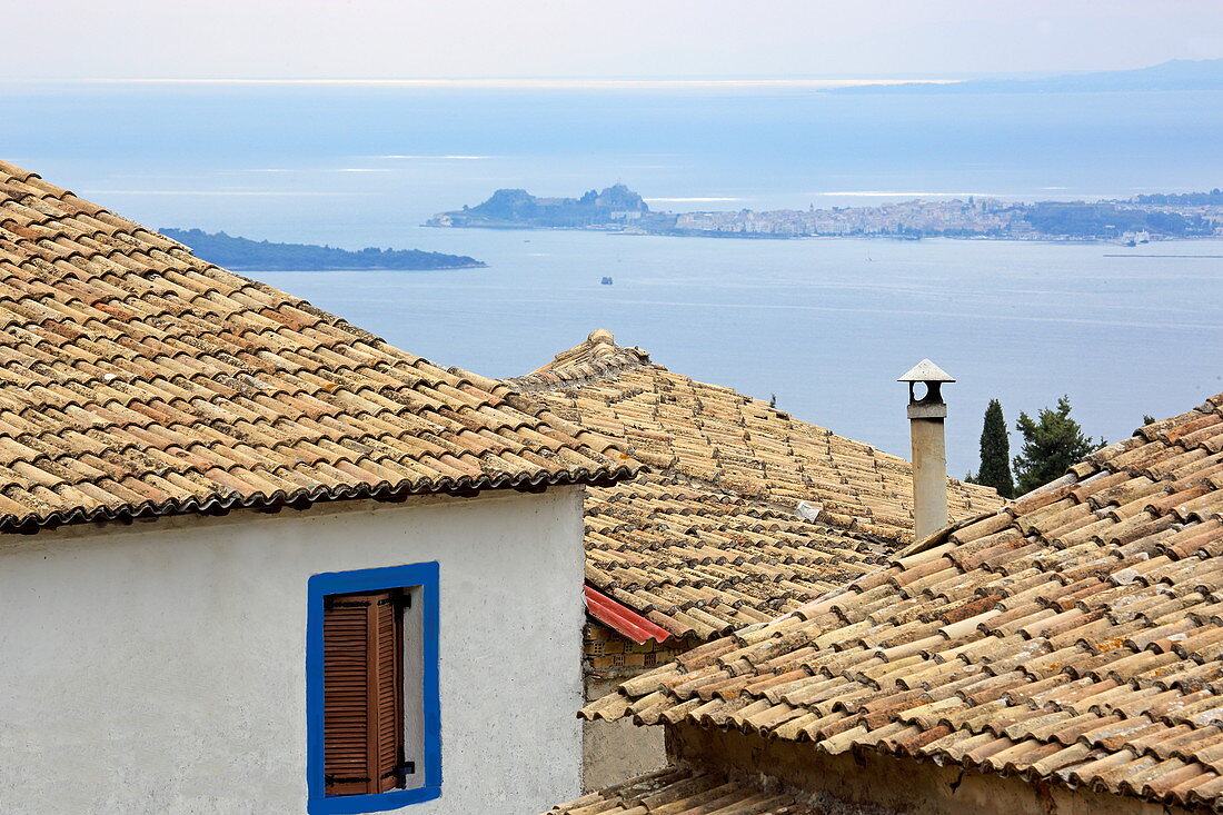 Blick über Dächer des Orts Spartilas auf den Hafen und die Stadt Kerkira, Insel Korfu, Ionische Inseln, Griechenland