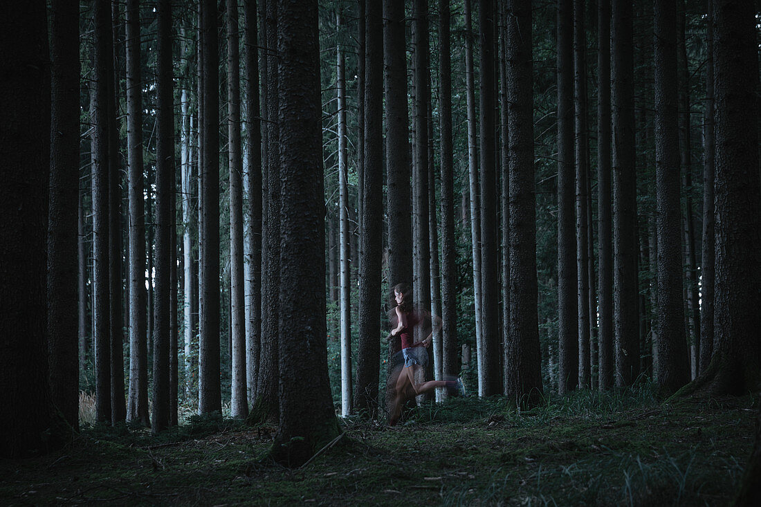 Läuferin läuft durch den Wald