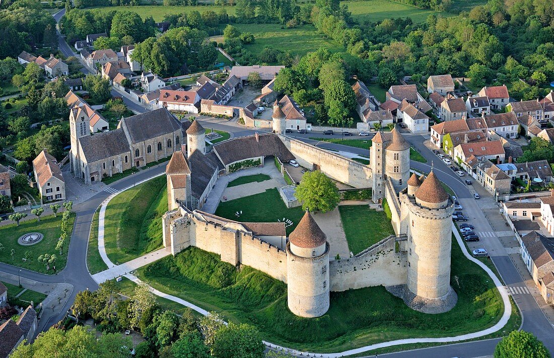 Frankreich, Seine und Marne, Blandy les Tours, die Burg (Luftaufnahme)