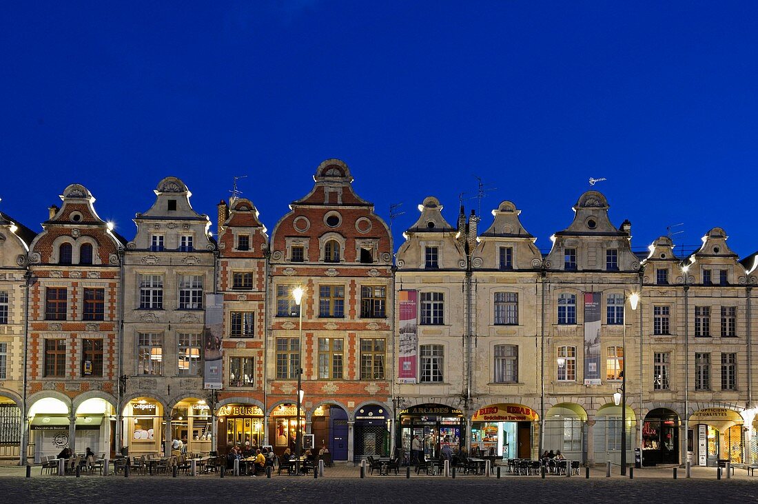 Frankreich, Pas de Calais, Arras, Place des Heros (Heldenplatz) und das von der UNESCO zum Weltkulturerbe gehörende Rathaus