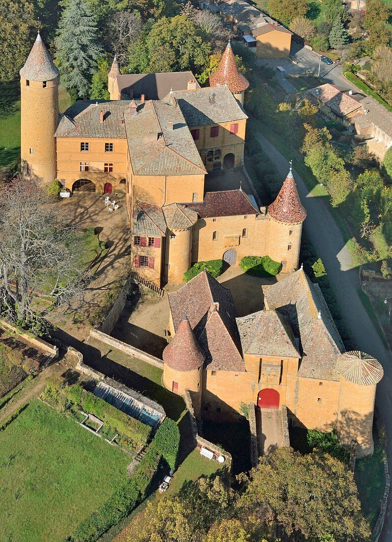 Frankreich, Rhone, Beaujolais, Les Pierres Dorees, Jarnioux, die Burg (Luftaufnahme)