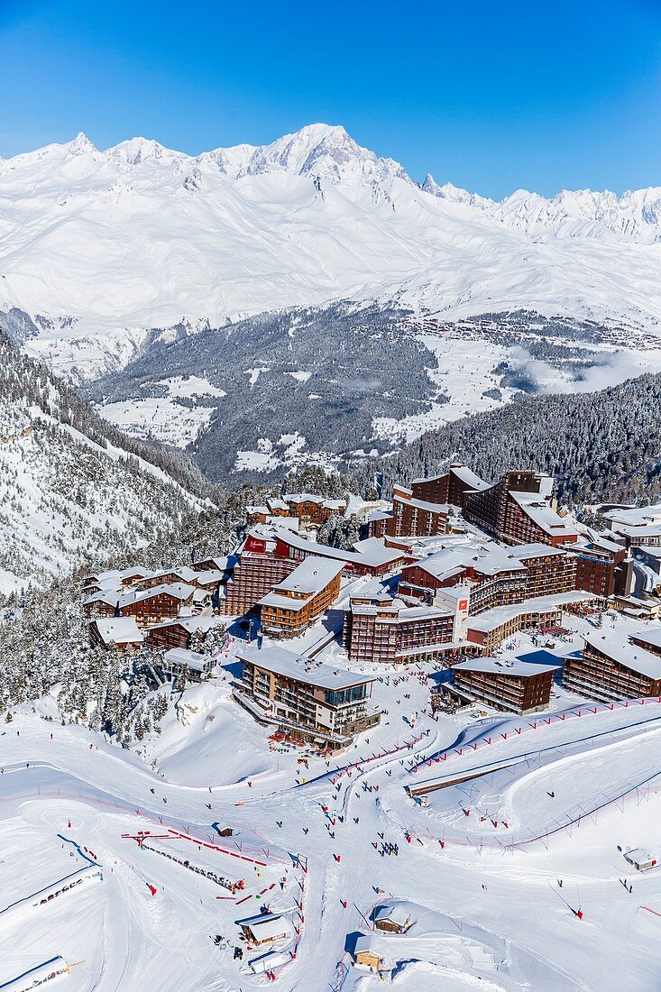 Frankreich, Savoie, Vanoise-Massiv, Tal der Haute Tarentaise, Les Arcs 2000, Teil des Paradiski-Gebiets, Blick auf den Mont Blanc (4810 m) und das Resort La Rosiere (Luftaufnahme)