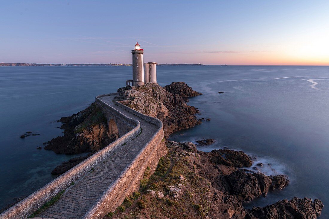 Frankreich, Finistère, der Leuchtturm des Petit Minou bei Sonnenuntergang