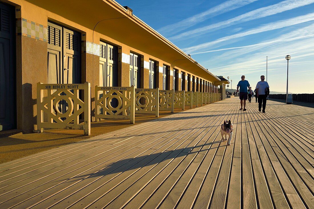Frankreich, Calvados, Pays d'Auge, Deauville, die berühmten Planken am Strand, gesäumt von Badekabinen im Art-Deco-Stil, die jeweils den Namen einer Berühmtheit tragen, die am Deauville American Film Festival teilgenommen hat