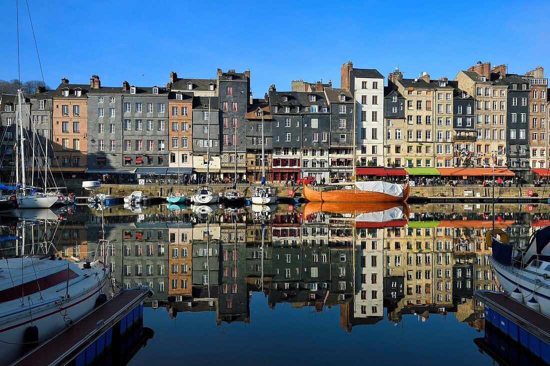 Frankreich, Calvados, Pays d'Auge, Honfleur, Vieux-Bassin (Altes Becken), Kai Sainte Catherine